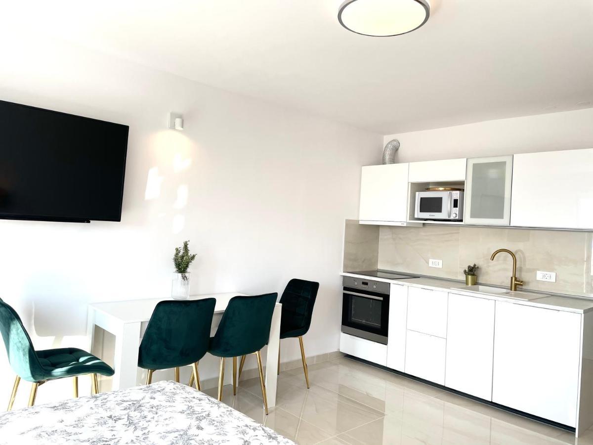 Apartment Vila ** Stinica Buitenkant foto