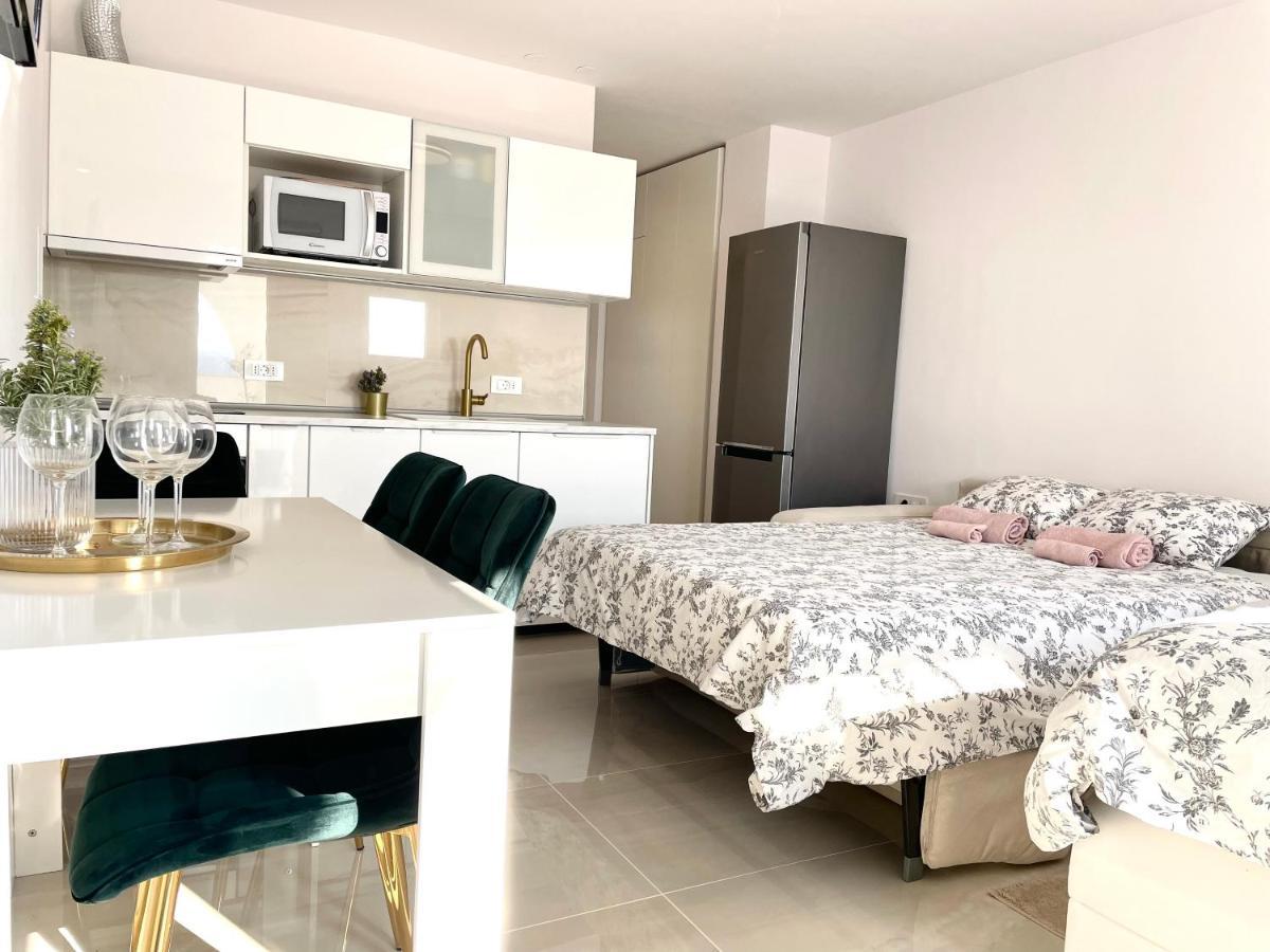 Apartment Vila ** Stinica Buitenkant foto
