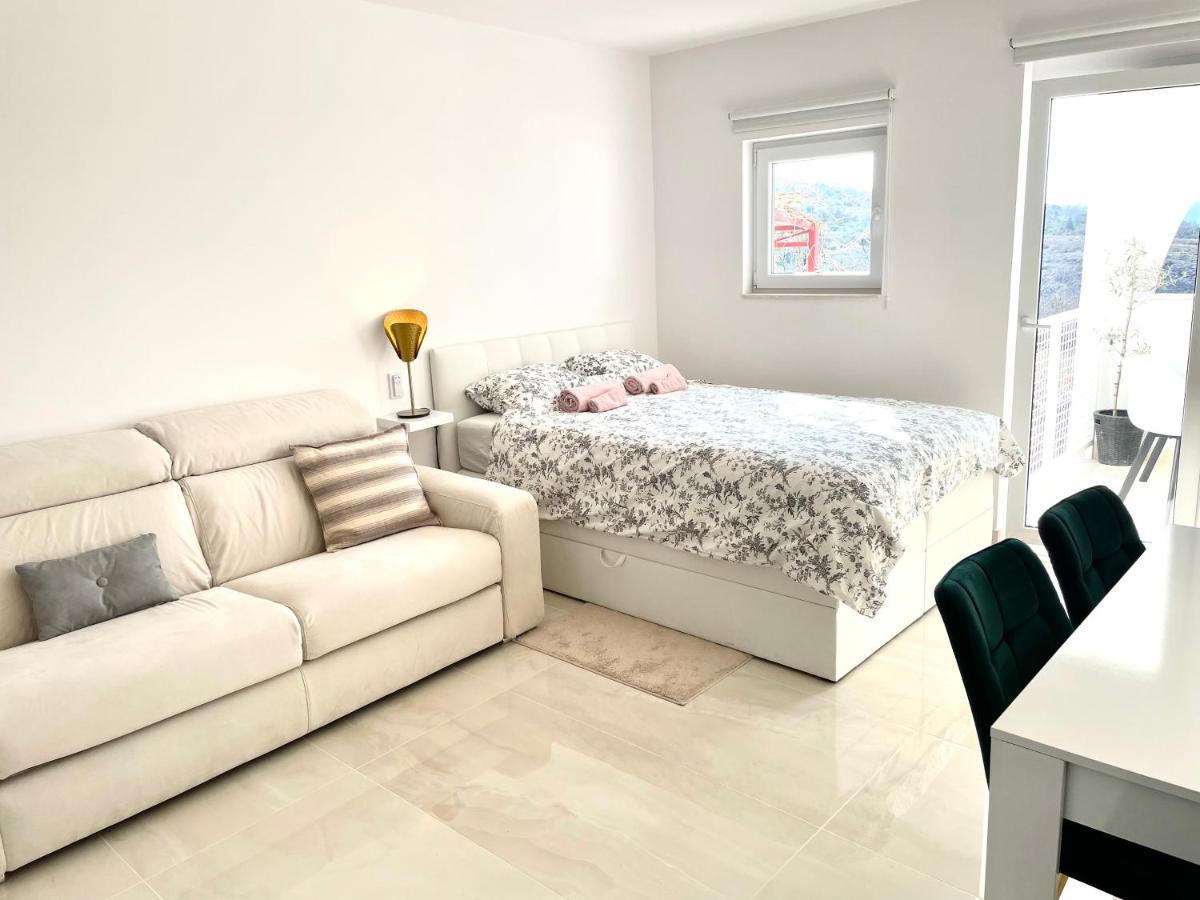 Apartment Vila ** Stinica Buitenkant foto