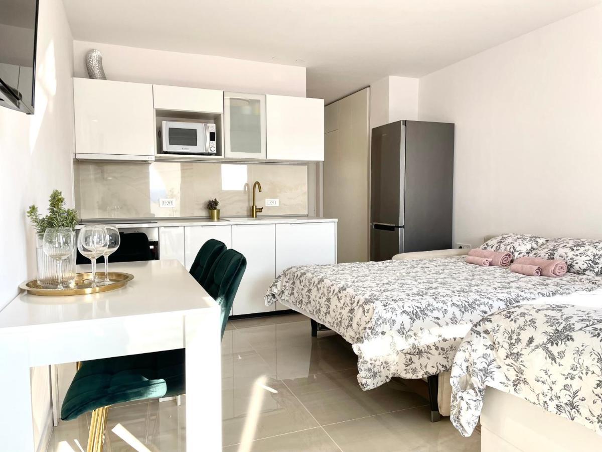Apartment Vila ** Stinica Buitenkant foto
